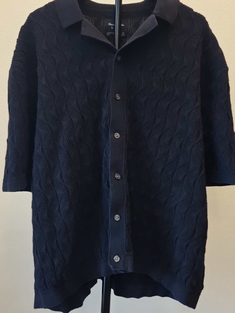 Abercrombie & Fitch Wave Textured Knit Button-Through Sweater Polo – Black (XL)